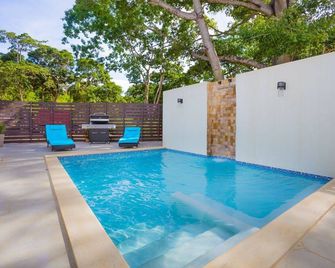 New modern condo 3 minute walk to West Bay Beach - West Bay - Piscine