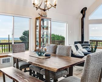 Spacious coastal home with private hot tub, ocean view, wood stove & EV charging - Pacific Beach - Comedor
