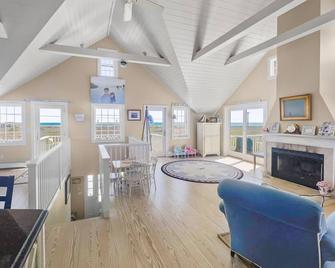 Beautiful 4 Bedroom House on Cisco Beach - Nantucket - Salon
