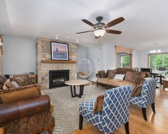 Eagle Point! Discover serenity in our secluded oasis! Hagar Shores parkBeach area - Coloma - Sala de estar