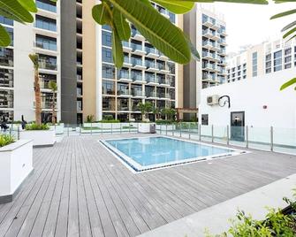 Lovely Studio Apartment at Azizi Riviera 41 in Al Merkadh by Deluxe Holiday Homes - Dubái - Piscina