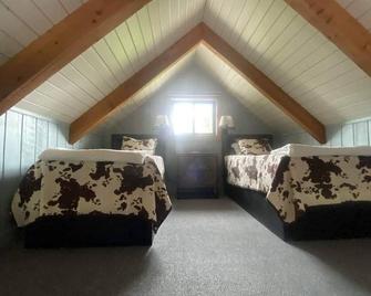 Skywater Cabins - Hamilton - Bedroom