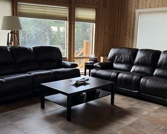 Million Dollar views. Luxury Cabin on Private Estate Property - Fairmont Hot Springs - Living room