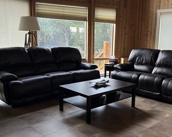 Million Dollar views. Luxury Cabin on Private Estate Property - Fairmont Hot Springs - Soggiorno
