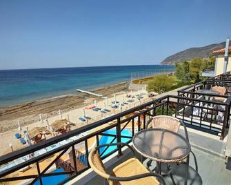 Pebble Beach Hotel - Agia Varvara - Balcón