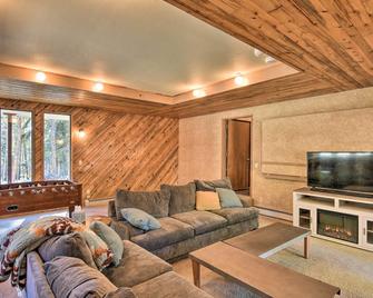 Charming Leadville Retreat w/ Private Hot Tub - Leadville - Living room
