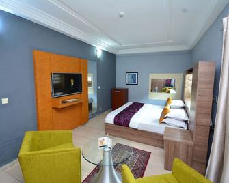 Signatious Hotel And Suite Warri - Warri - Bedroom