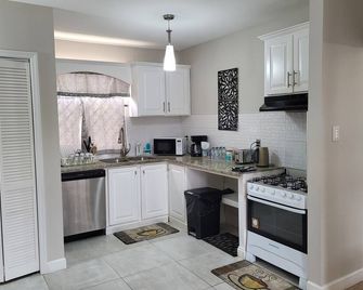 Beautiful Luxury Townhouse. Next to full service Premier Mall. - San Fernando (Trinidad y Tobago) - Cocina