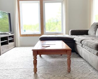 A secluded beachfront retreat for families - pet friendly! - Trenton - Salon