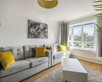 Stylish 2br Apartment Near Mcr Airport - מנצ'סטר - סלון
