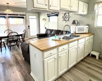 Endless Sunsets Cabin 2 - South Haven - Kitchen