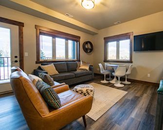 Beautiful 3-bed/2-bath Condo Looking Into Glacier National Park! - Columbia Falls - Huiskamer