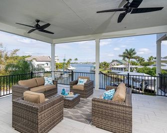 Magnificent New Build Private Pool Home on the North Tip of Fort Myers Beach! home - Fort Myers Beach - Балкон