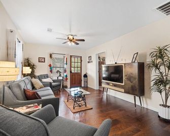 1950s Charm with Modern Amenities on Arkansas River! - Dardanelle - Living room