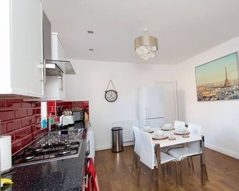 Luxurious Serviced Apartments - Leeds - Dining room
