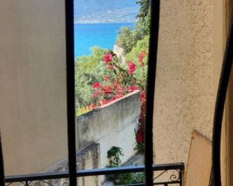 1 Bed Apartment (No seaview) quiet & cosy, easy access to beautiful small beach - Avia - Balcón