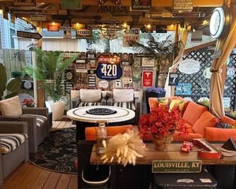 Modern Spacious Home with Outdoor Retreat and Hot Tub - Louisville - Lounge