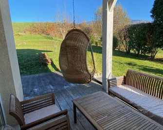Véritable Lit et Petit-déjeuner français à la campagne - vue magnifique - Gerbaix - Patio