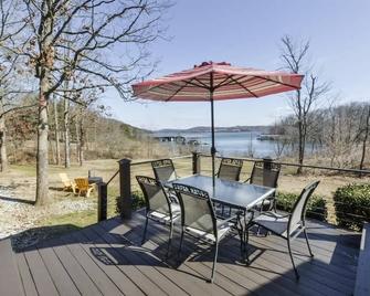 Scenic Cove Lake Front Lodge - Blue Eye - Patio