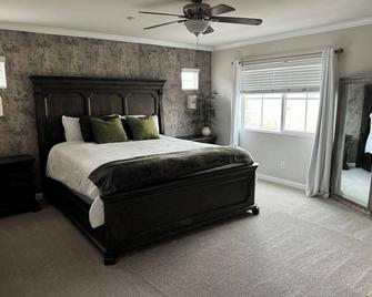 Entire town home close to shopping and hospital. - Moreno Valley - Bedroom