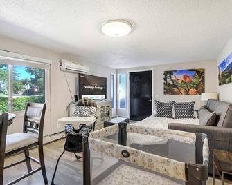 Vermijo Cottage Cozy Retreat Near Occ & Downtown - Colorado Springs - Phòng khách