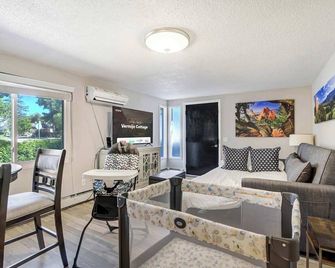 Vermijo Cottage Cozy Retreat Near Occ & Downtown - קולרדו ספרינגס - סלון