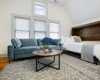 Victorian Cozy Retreat Steps to Cleveland Clinic - Cleveland - Bedroom