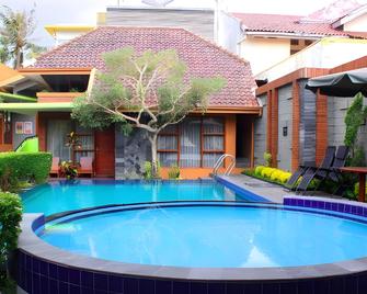 Rumput Hotel Resort & Resto - Yogyakarta - Pool
