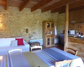 gite de caractere au calme au milieu des vignes avec piscine et jaccuzi - Bagnols-sur-Cèze - Jídelna