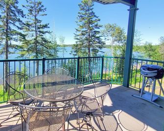 Lakefront Condo: Pool, Hot Tub, Deck, Fireplaces - Two Harbors - Balkón