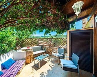 Baia De Bahas Apartments & Resort - Golfo Aranci - Terasa