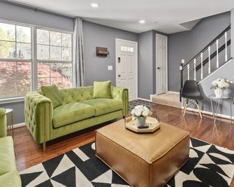 Metropolis: Charming Townhome 40 Min from DC - Sterling - Living room
