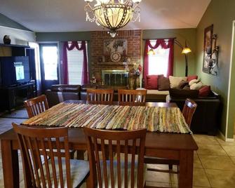 Family-sized home with quick access to the loop!! - Midland - Dining room