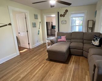 Private Beach + Bonfires at This 126 Year Old Lake House + Great fishing! - Sutton - Sala de estar