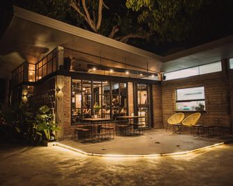 The Flying Fish Hostel - דומאגטה