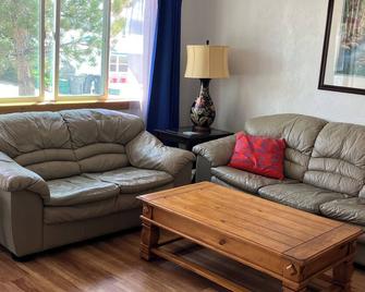 Clean Quiet and Comfortable. Family friendly. Close to Mesa Verde National Park. - Cortez - Living room
