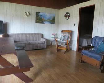 MacIver's Motel and Camp - Blind River - Huiskamer