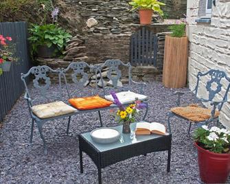 Highbury - Boncath - Patio
