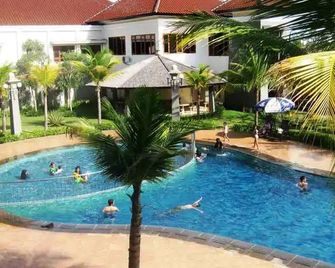 Hotel Mustika Tuban - Tuban - Piscina