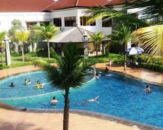 Hotel Mustika Tuban - Tuban - Piscina