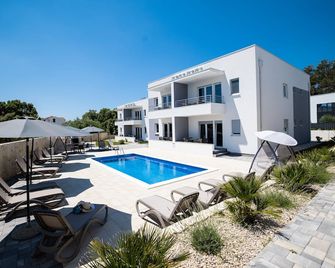 1oak rentals - Vir - Zwembad