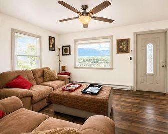 Eureka Sunrise Retreat | Hot Tub & Mountain Views - Eureka - Living room
