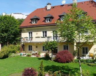 Family room with shower or Bathroom, toilet - free room, pension - Salzburg - Bangunan