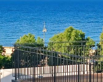 Jaffa Getaway sea front, luxury Duplex, Port & Old City 2m walk - Tel Aviv - Balcón