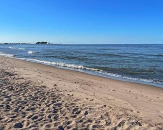 Beachside Cottage- 1 min walk to sand and sun - Huron - Пляж