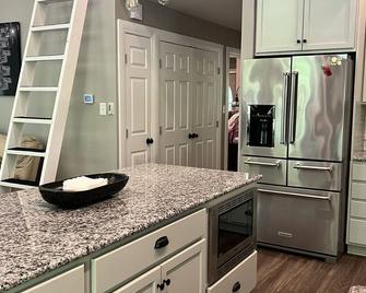 Rosie’s Peaceful Lake House - Eufaula - Kitchen