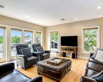 Riverfront Home w/Private Deck/River Views/Free WiFi - Near Restaurants/Marina - Saugatuck - Living room