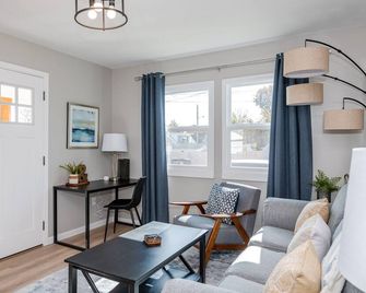 5 min to UD, Fire Pit, Fenced Yard - Dayton - Living room