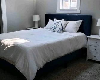 Spacious centrally located 1 bedroom by airport - Taylorsville - Bedroom