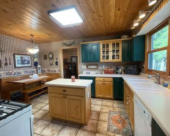 Charming 3+ bedroom lake home on clean Dunham Lake, includes WiFi & laundry. - Siren - Cocina